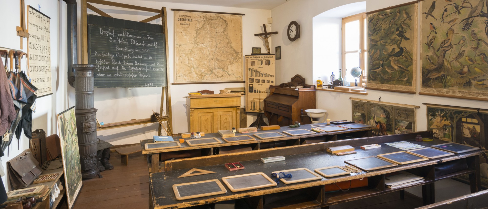 Die historische Dorfschule im Stiftlandmuseum mit Schulbänken und Tafeln