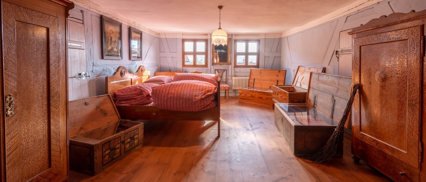 Schlafzimmer im Sengerhof mit Bett und Schränken