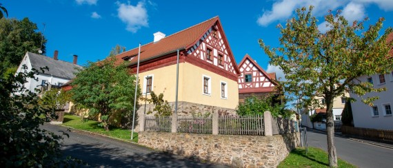 Außenaufnahme des Sengerhofes. Gebäude mit Fachwerk, mit kleinem Garten.