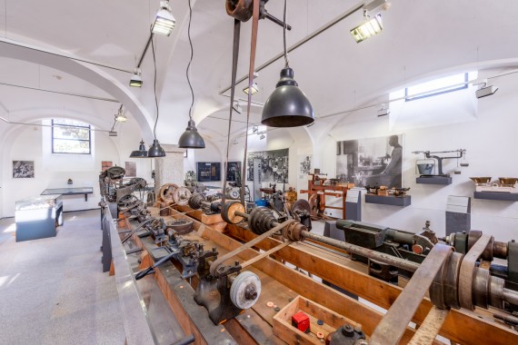 Historische Werkbänke für die Knopfmacher in Bärnau