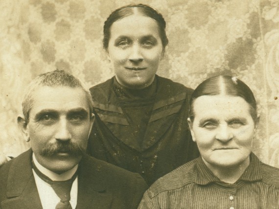 Drei Personen, von links nach rechts: der Vater, Theres Neumann und die Mutter