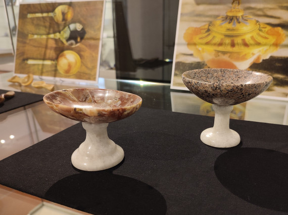 Schalen auf Fuß - gefertigt aus Mineralien